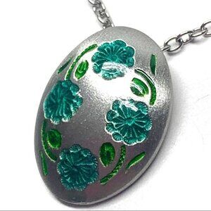 •- Hand Painted Floral Green Pewter Necklace z118